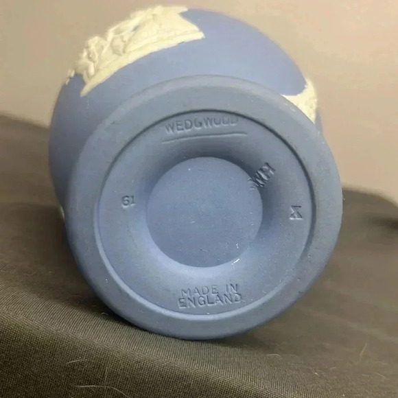 Vintage Wedgwood Blue Jasperware Icarus Vase 4" - Made in England - Picture 4 of 4